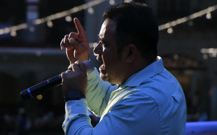 hombre-dando-discurso