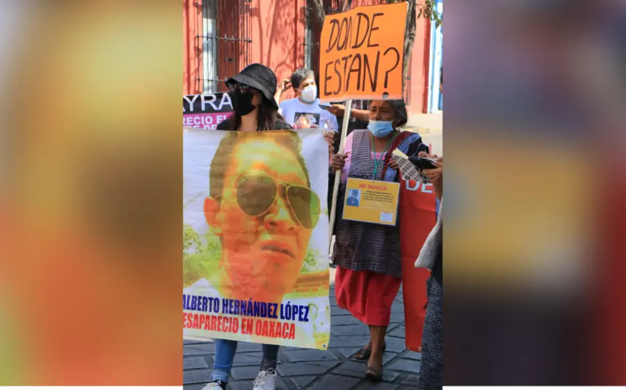 Personas-caminando-pancartas