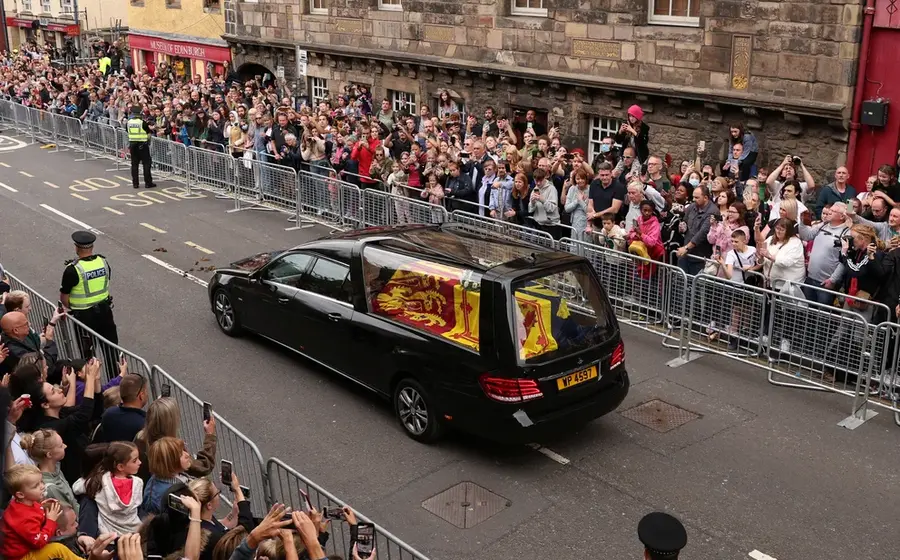 carro-transporta-ataud-reina-isabel