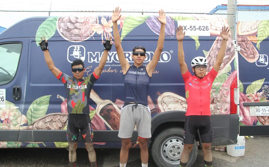 ciclistas-manos-arriba-posando