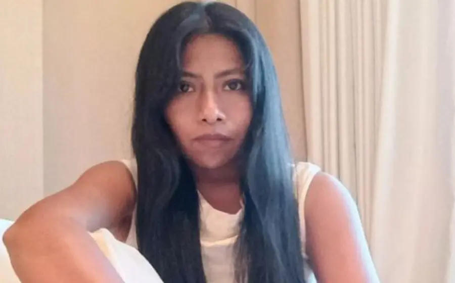 Yalitza se hace un tatuaje