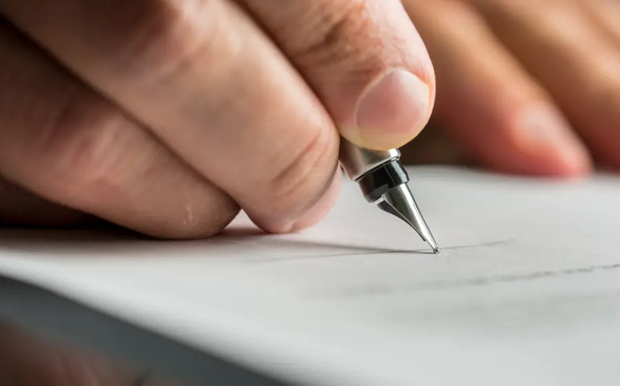 persona-escribiendo-a-mano