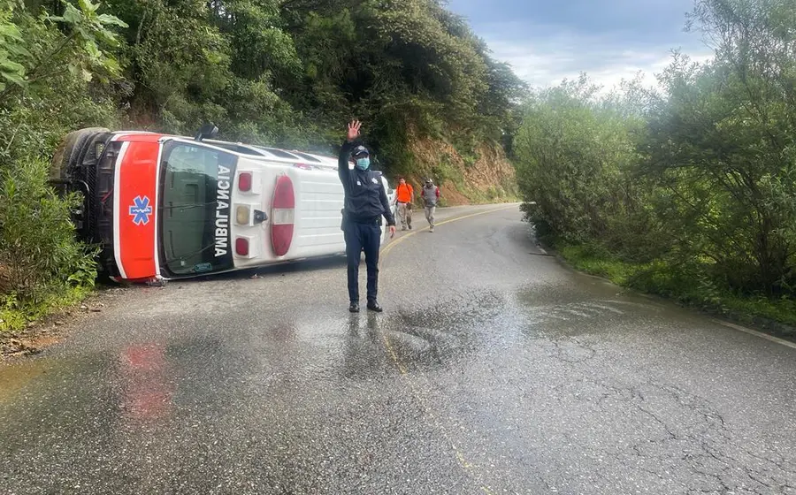 vuelca_ambulancia_en_oaxaca