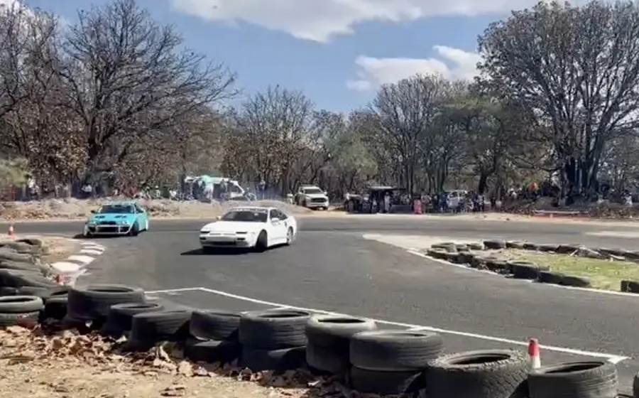 Tras intentar generar presión aproximando su auto al de su contrincante, Manuel Herrera perdió el control y terminó en el tercer lugar de la categoría amateur, posición que alcanzó después del primer sitio obtenido en la jornada de clasificación.  “En México, es una modalidad novedosa del automovilismo deportivo, que genera mucha adrenalina y que requiere de precisión en el manejo”, señaló Manuel Herrera.  MEXICAN DRIFT CHAMPIONSHIP 2023  1 round.- Zapopan, Jalisco (16 de abril)  2 round.- Querétaro, Querét
