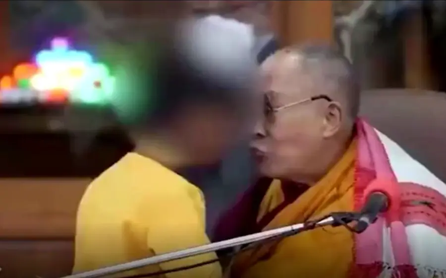 dalai_lama_besa_a_niño