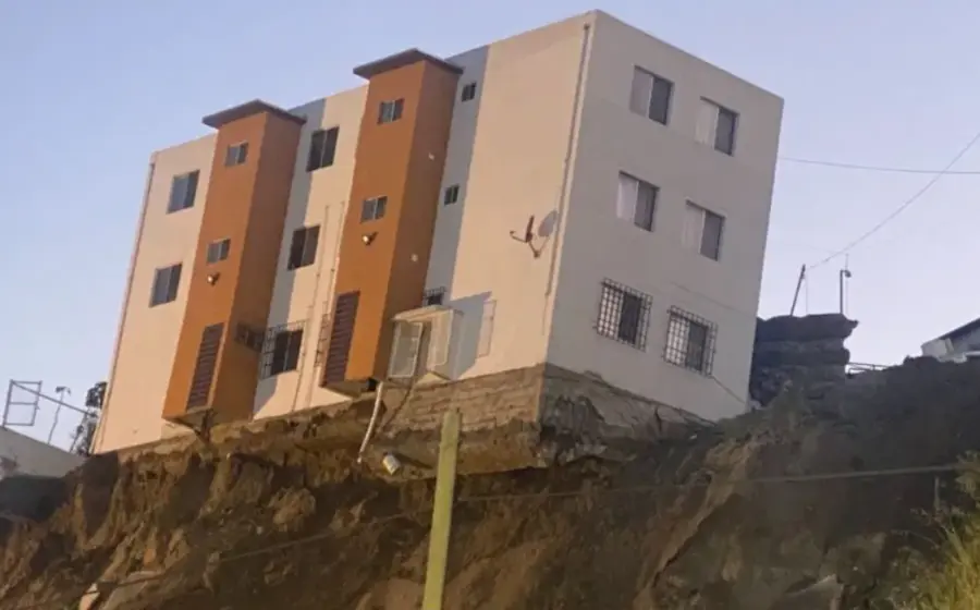 edificio_se_desploma_en_derrumbe