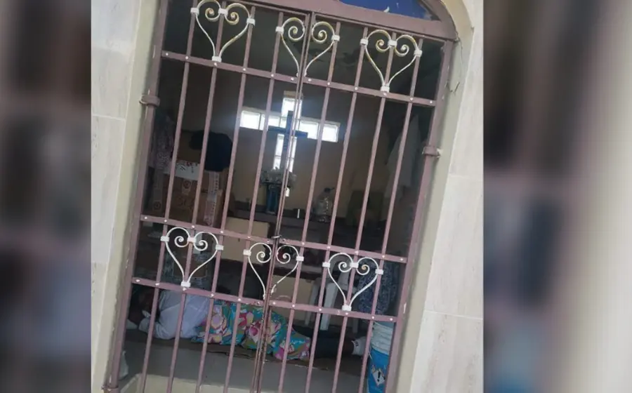 invasores_pusieron_candado_para_vivir_en_mausoleo