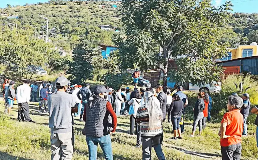 Las y los vecinos se reúnen para limpiar los terrenos que utilizan como zona de esparcimiento.
