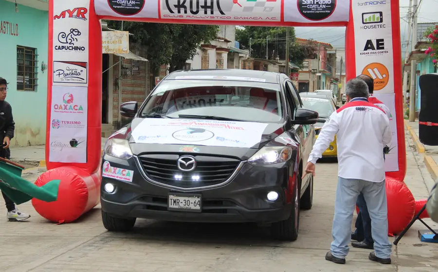 En un Mazda CX7, participó la dupla de Iyari Sánchez y Mauricio Manzanares.