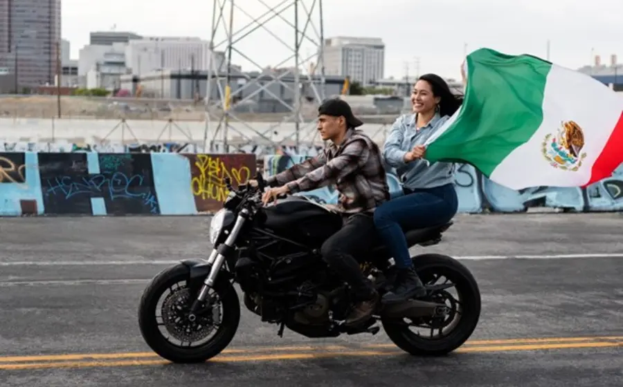 Personas en moto