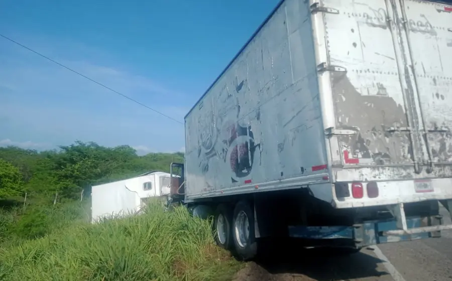 accidente-torton-camioneta