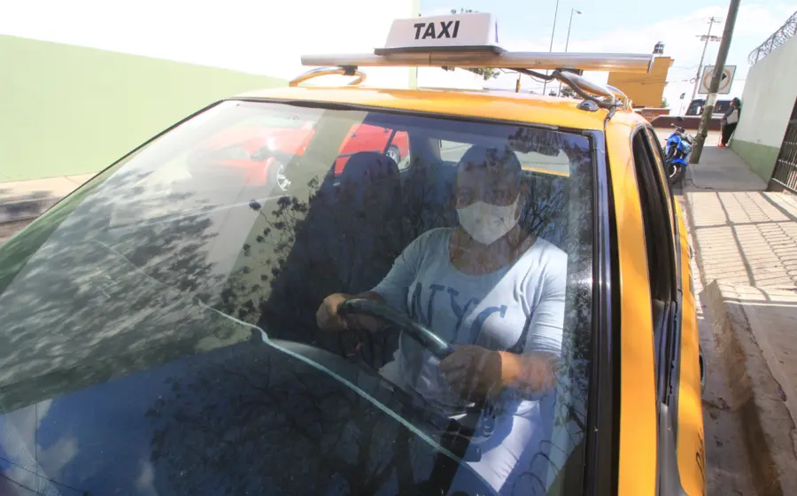 taxi-taxista-mujer3