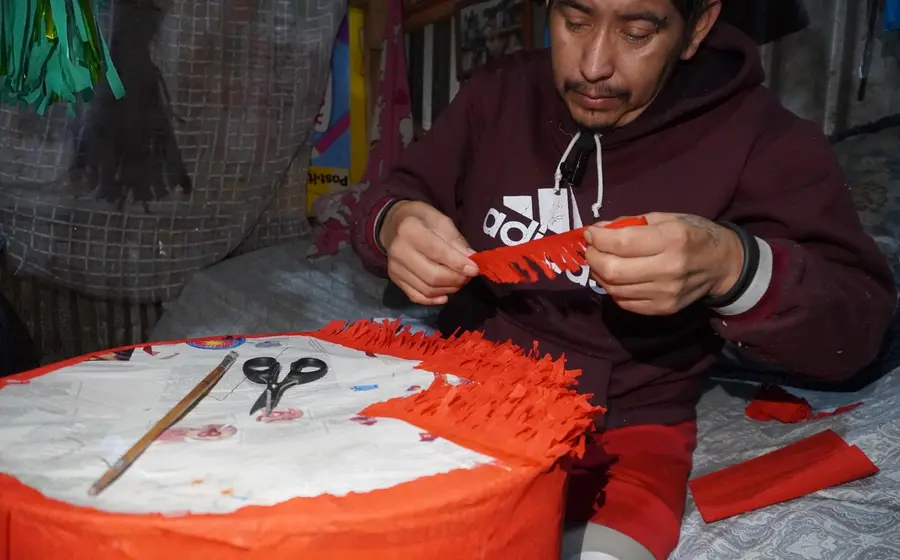cristian_sobrevive_elaborando_piñetas