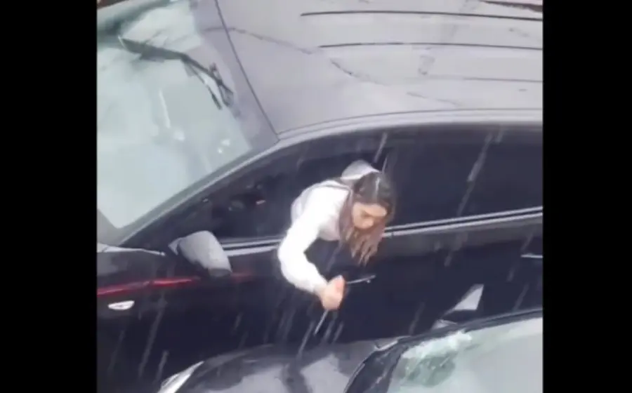 Al parecer la pareja acababa de recibir la resolución para divorciarse, pero la mujer quedó inconforme con el fallo del juez por lo que perdió la cabeza y atacó la propiedad de su exmarido.