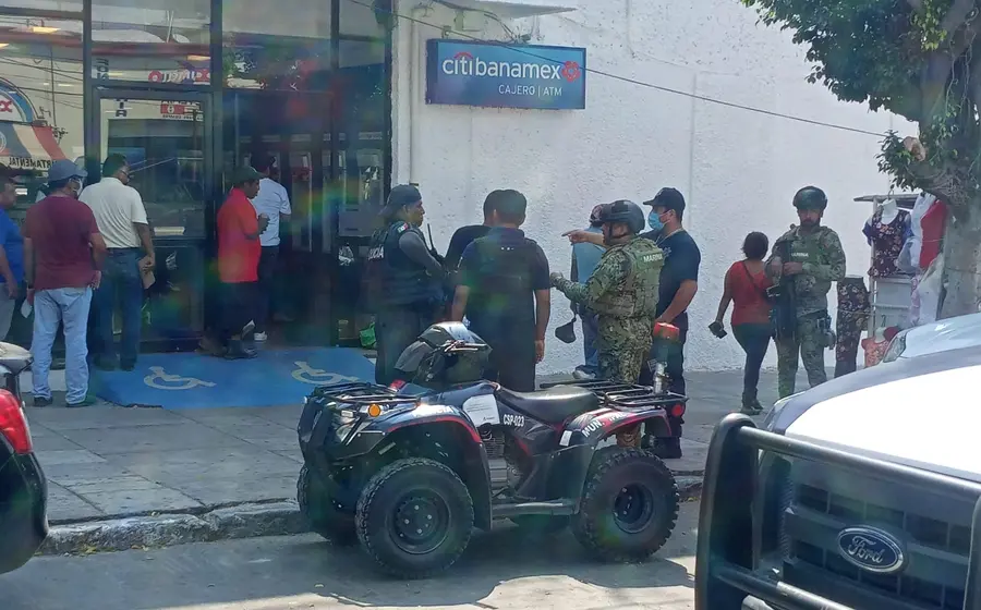 banco_fachada_mujer_asaltada1