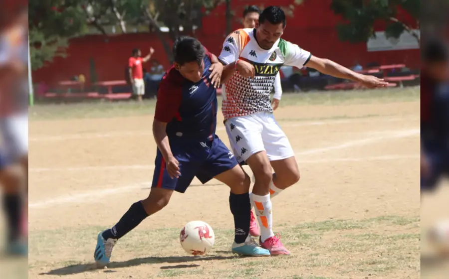 hombres-jugando-futbol-torneo