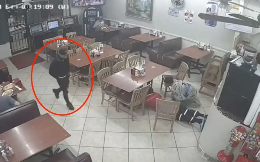 En las imágenes se ve a un individuo cubierto del rostro que ingresa armado al local y amaga a todos para despojarlos de sus pertenencias.
