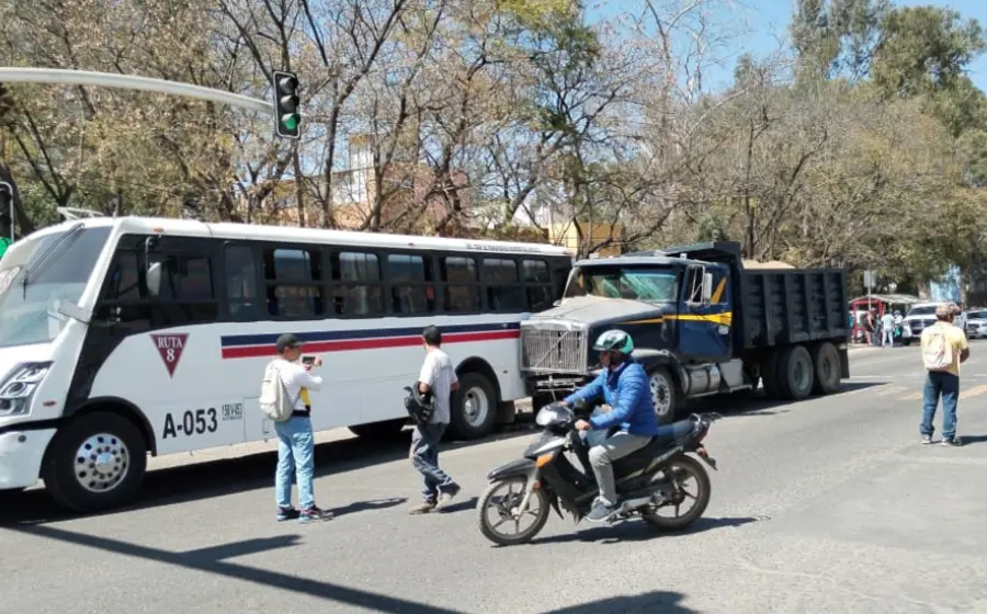 autobus_urbano_y_volteo