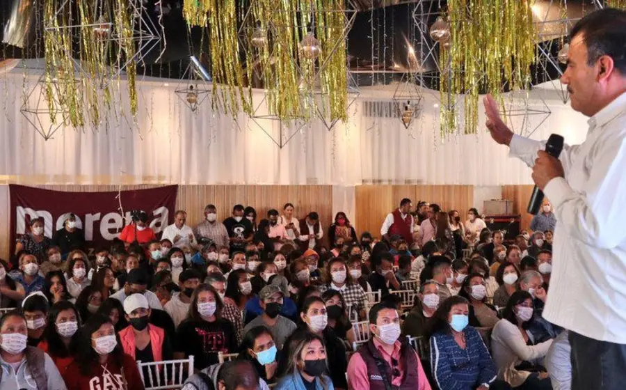 politico-hablando-frente-publico