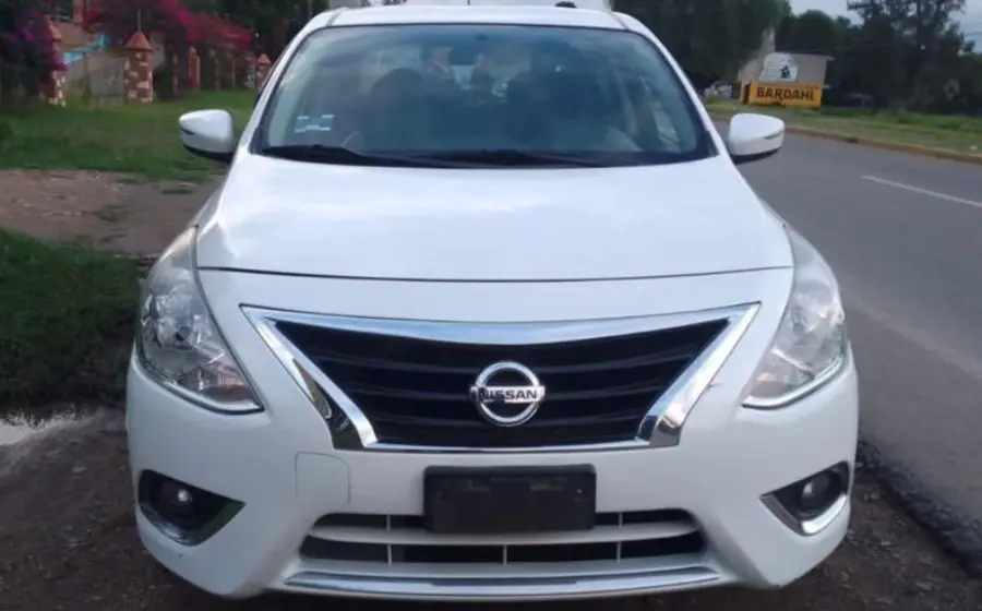Nissan, tipo Versa, color blanco