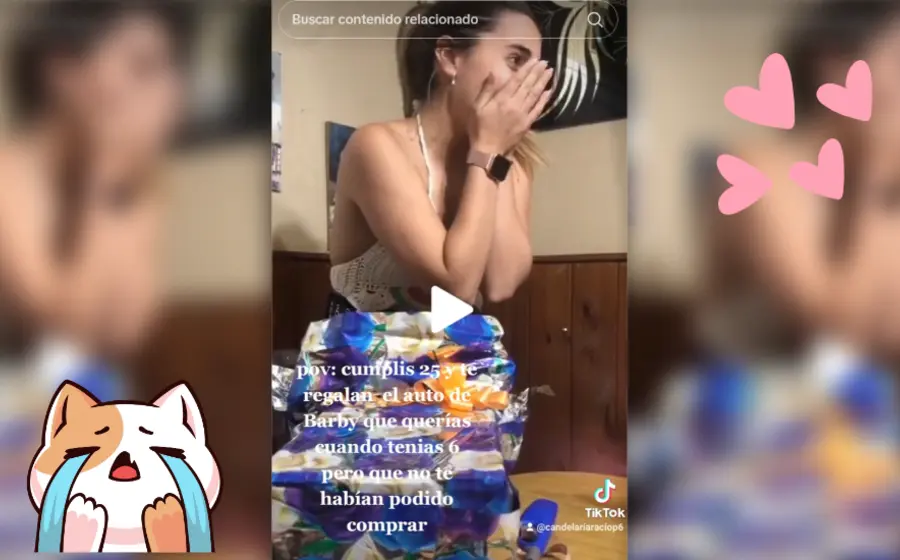 Se sorprende al ver su regalo