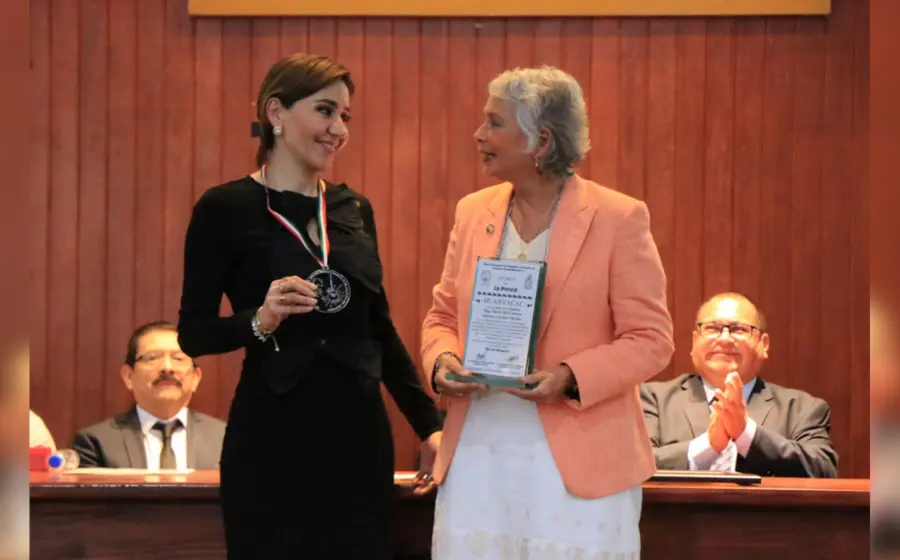 Guadalupe Díaz Carranza entrega distinción a Olga Sánchez Cordero