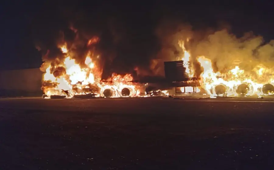 Camión pesado en llamas