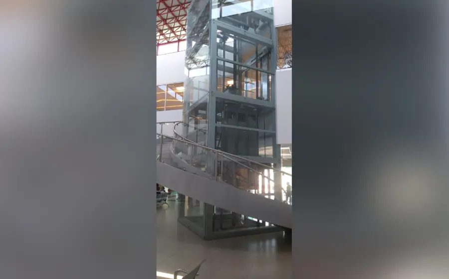 Los cinco elevadores presentan constantes fallas. 