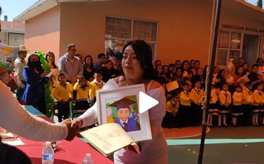 Acudió con la foto de su hijo