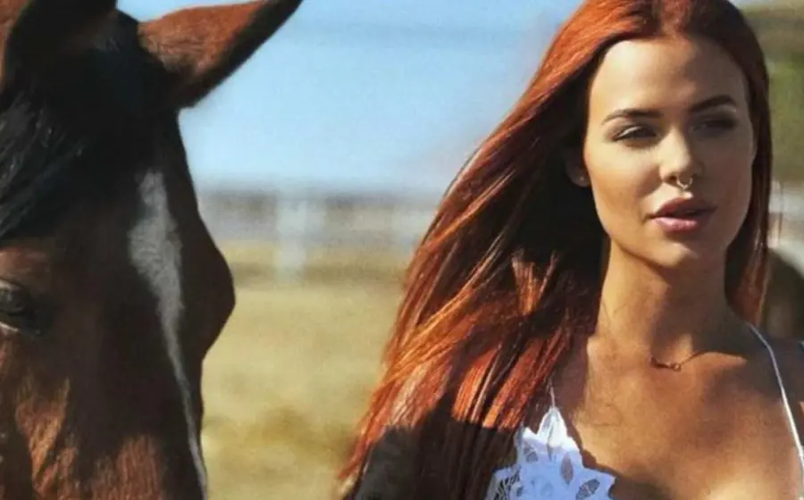 elena_larrea_onlyf@ns_rescata_caballos