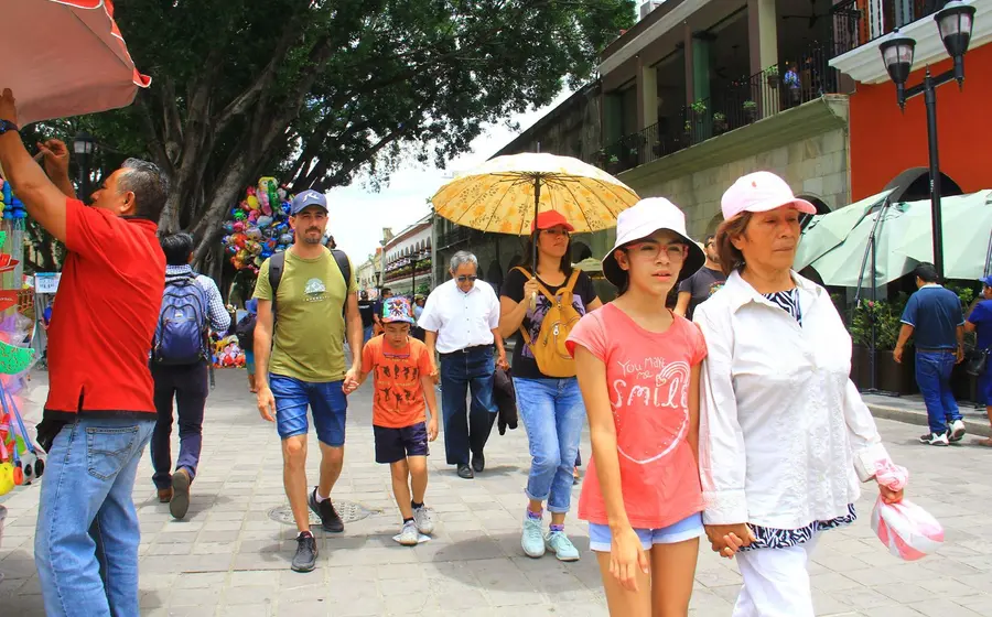 personas-caminandoo-zocalo