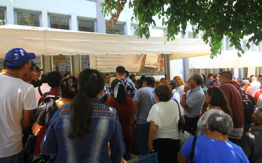 Con sola una ventanilla de atención, pacientes pasan horas formados afuera.