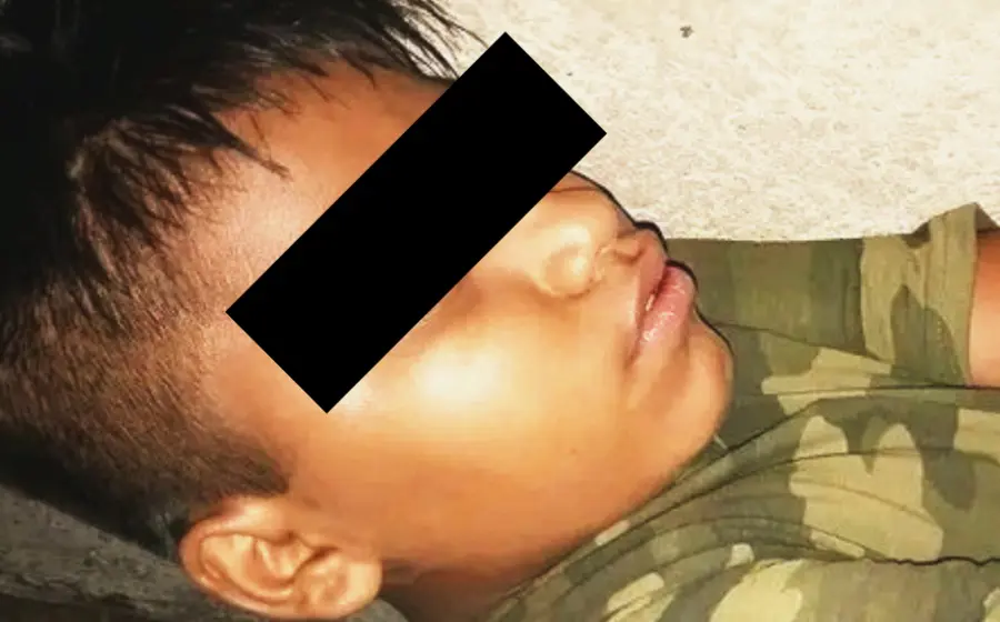 Niño duerme en la calle