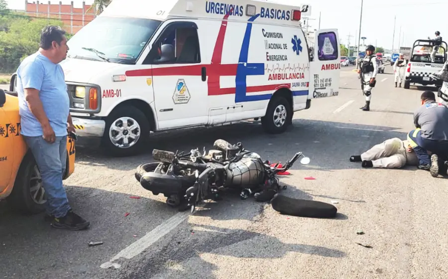 Paramédicos de la CNE brindaron atención prehospitalaria al motociclista lesionado.