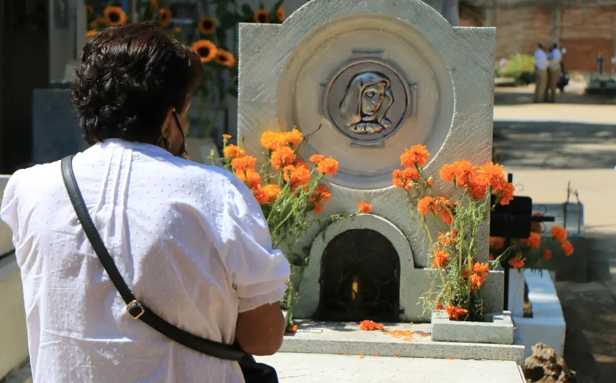 Oaxaqueños visitan panteones