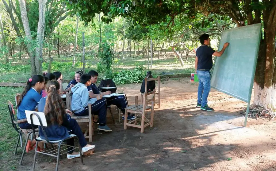 escuela-bajo-arbol
