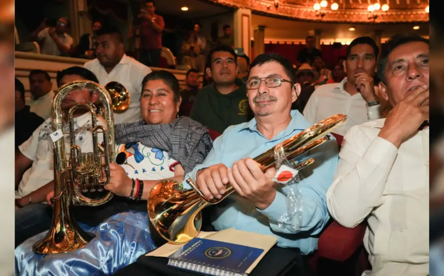 musicos_beneficiados_entrega_instrumentos