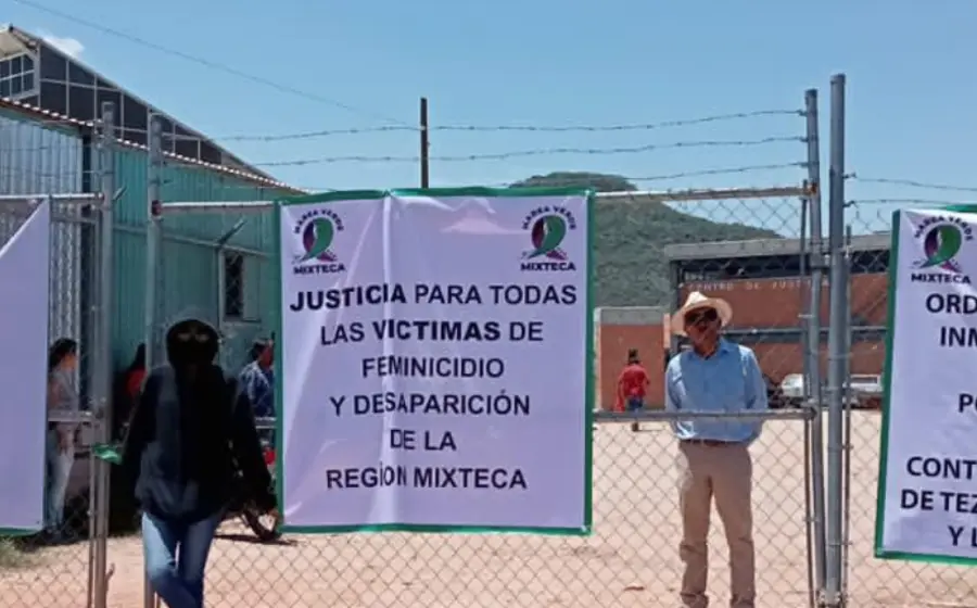 En protesta, activistas de Marea Verde tomó la Vicefiscalía de Justicia en la Mixteca.