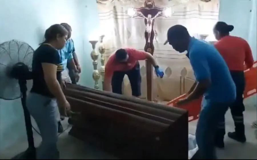 velaban_mujer_y_despierta