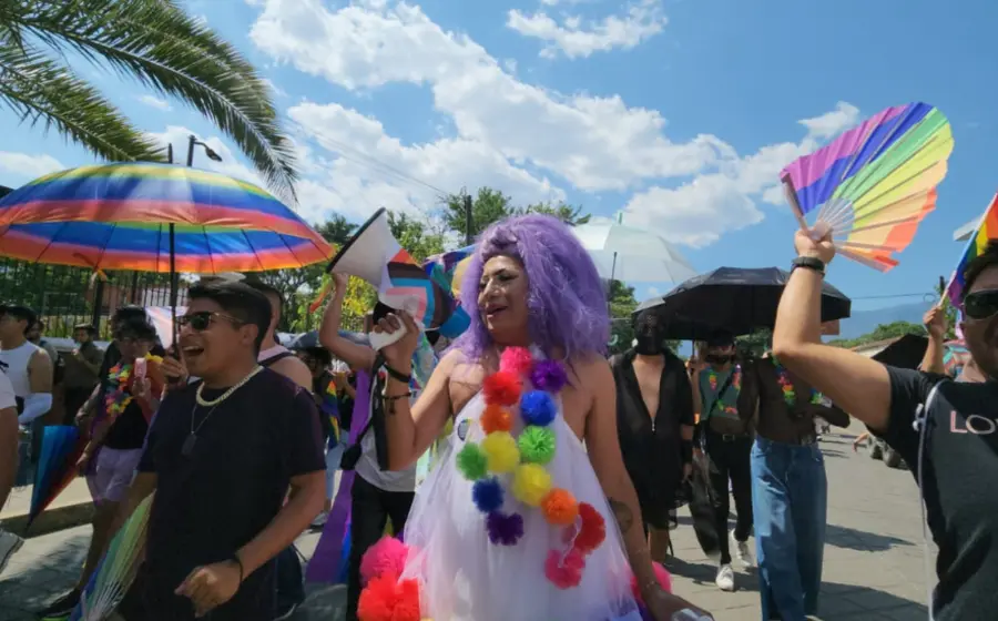 Cientos de personas marcharon este domingo en la capital de Oaxaca para exigir respeto a los derechos de las personas LGBTTIQ+. 