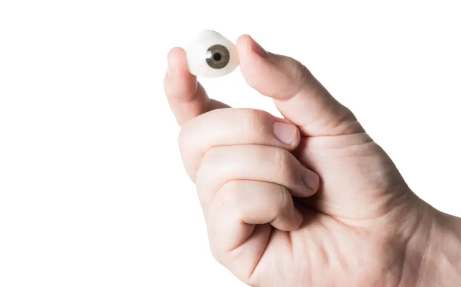 mano-sostiene-protesis-ojo
