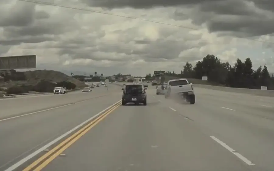 camioneta_pierde_llanta_provoca_accidente