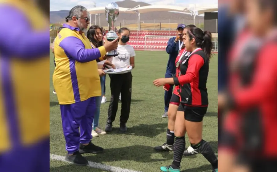 entrega_trofeo_jugadoras_atlas_femenil