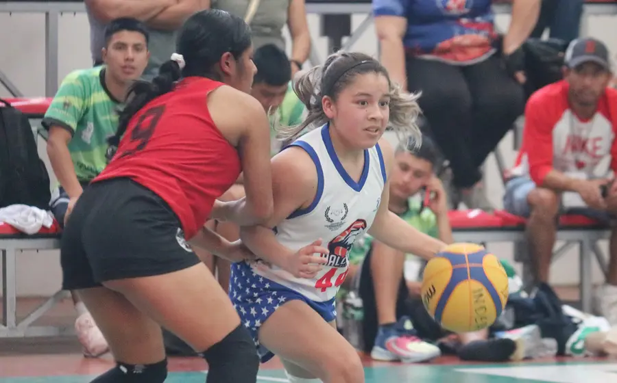 EN EL BALONCESTO 5x5 Sobre la actividad del basquetbol 5x5, ayer se vivió una ardua actividad, por la mañana y medio día del sábado se disputaron juegos de la fase de grupos aún, para que por la noche se efectuaran las semifinales.