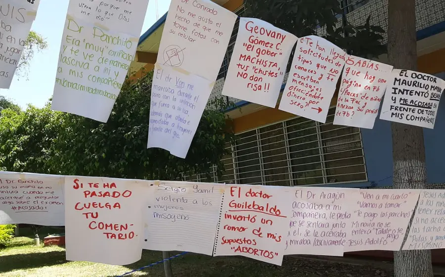  Tanto en escuelas públicas como privadas, estudiantes han denunciado casos de acoso .