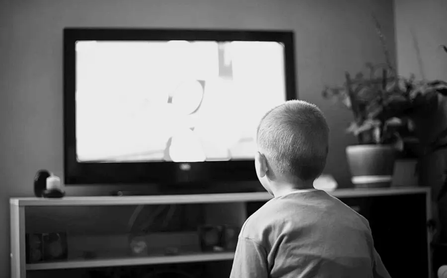 nino_mirando_tv