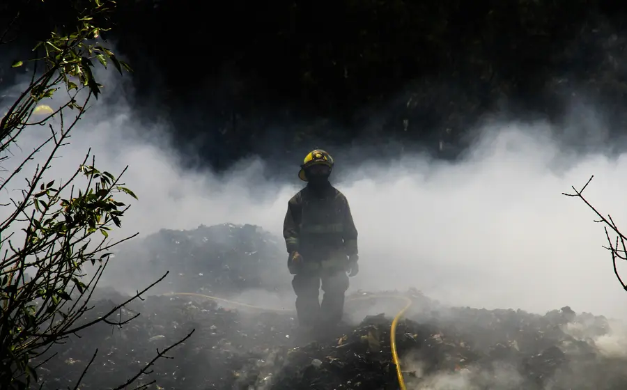 quema-bombero-basura-contaminacion3