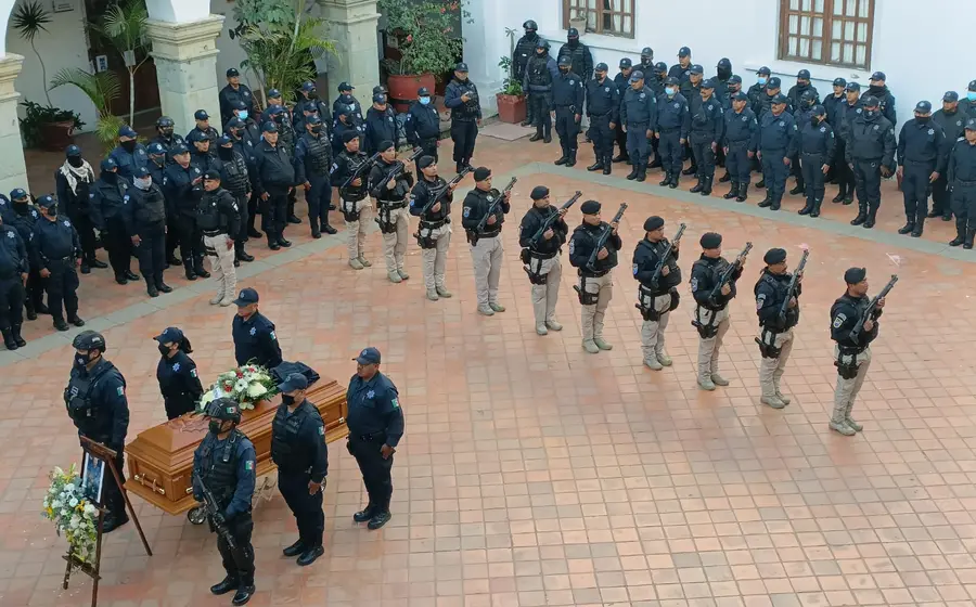 rinden-homenaje-policia3