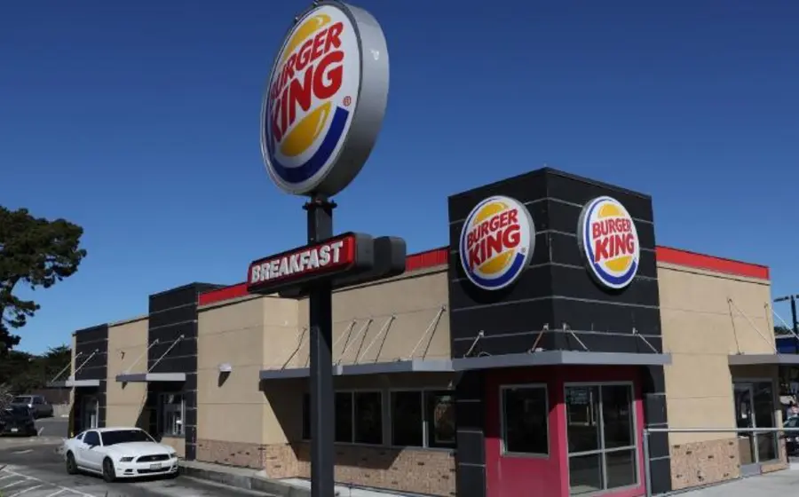cae_en_baños_burguer_king