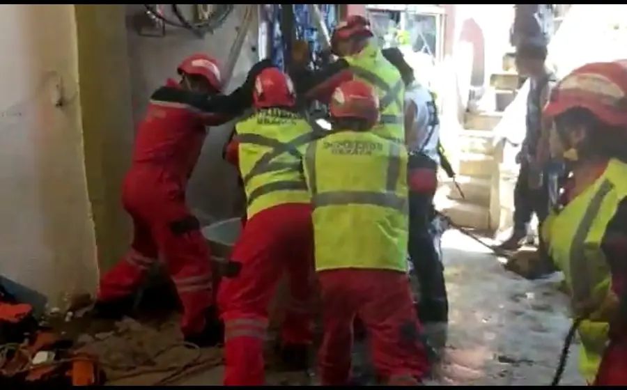 bomberos_rescatan_a_hombre_pozo